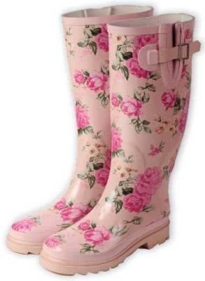 <p>Soğuk hava ve yağmurlarda en çok kullandığımız yağmur çizmelerin yeni moda çiçekler oldu.</p>
