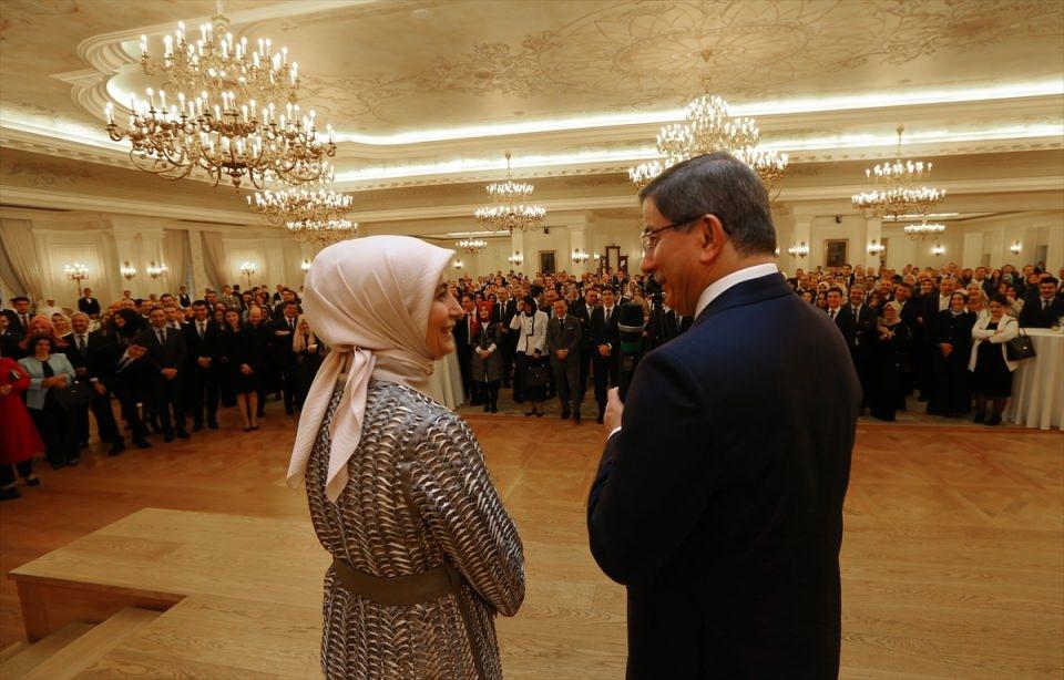 <p>Başbakanlık görevinin ilk yılında 81 ilin tamamını ziyaret eden Davutoğlu, birçok ülkede temaslarda bulundu ve diplomasi faaliyetleri yürüttü.<br />
<br />
<span style="color:#FFD700"><strong>Başbakan Ahmet Davutoğlu, yakın çalışma ekibi ile "veda resepsiyonunda" bir araya geldi. Çankaya Köşkü'nde gerçekleşen resepsiyona, Davutoğlu ile eşi Sare Davutoğlu, çalışma ekibi ve başbakanlık personeli katıldı. </strong></span><br />
</p>
<p> </p>