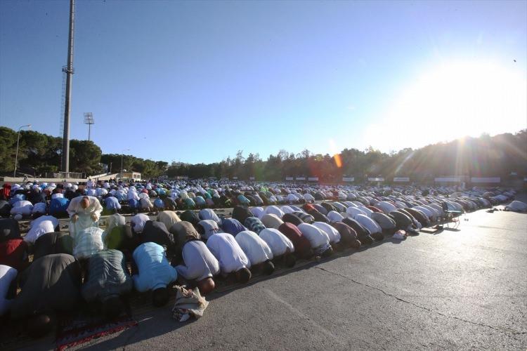 <p>Ürdün'ün başkenti Amman'da bir araya gelen Ürdünlüler, Kral Hüseyin Spor kompleksinin bahçesinde, bayram namazını kıldı.</p>