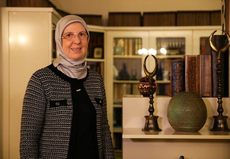<p><strong>Yoğun çalışmanın annelik göreviyle beraber zamanı kullanma konusunda sıkıntılar yaratabileceğine dikkati çeken Ramazanoğlu, şöyle konuştu:</strong></p>
<p>"Bazen işin içerisine çocukları da katmış oluyorsunuz ya da çocuklarınızla beraber olduğunuz zamanın içine işinizi katıyorsunuz. Çocuklarımla hep şunu paylaştım, çok net olursanız mesela diyordum ki 'ben bir yere gidiyorum üç gün yokum ama üçüncü günün sonunda muhakkak geleceğim.' Onlar da bu zaman sadakatini çok iyi takip ediyorlardı, 'üç gün annem yok ama üçüncü günün sonunda geliyor...' Geldiğimiz zaman yoğun şekilde beraber oluyorduk. Doktor olarak çalıştığım zamanlarda da nöbetlerim oluyordu, hafta sonları çalışmalarım oluyordu. O süre içerisinde de 'ben bu akşam yokum' diyordum. Bakıcımız oluyordu, babaları oluyordu, bazen anneanneler, babaanneler, teyzeler...Tabi ki aile desteği olmadan Türkiye'de bu işler çok kolay olmuyor. Aile desteğiyle de daha da iyi oluyordu. Anneannelerden, dedelerden, teyzelerden tecrübe aktarımları oluyor. Bunları çok önemsiyorum. Onlarla hayatı paylaşmış olmanın verdiği bir sürü hatıraları oluşuyor, sevgi bağları gelişiyor. Bunu da bir fırsata dönüştürmüş olduk. Önemli olan dengelemek ve bunu belli bir ortamda götürmek. Sadece anne ve babaya hapsolarak ilişkilerin götürülmesi çok sağlıklı değil."</p>
