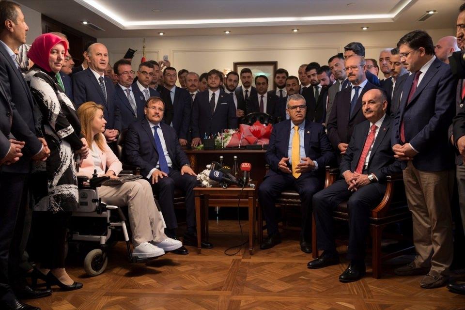 <p>Başbakan Yardımcılığına getirilen Hakan Çavuşoğlu, görevi Veysi Kaynak'tan devraldı.</p>