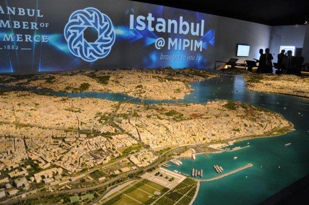 <p>Fransa'nın Cannes kentinde düzenlenen uluslararası gayrimenkul fuarı MIPIM'de İstanbul, yabancı katılımcılardan tam not aldı. Cannes'da 26.'sı düzenlenen ve dünyanın en büyük gayrimenkul fuarı olarak gösterilen MIPIM 2015'te, Türkiye pavilyonu ve İstanbul çadırı yerli ve yabancı katılımcıların takdirini topladı.</p>
