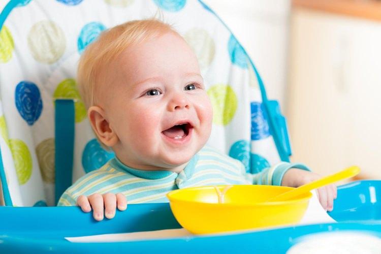 <p><strong>0-2 yaş civarındaki bebekler hem fiziksel açıdan hem de mental açıdan çok hızlı büyür. Bu nedenle, bu dönemde beslenme çok önemlidir. </strong></p>
