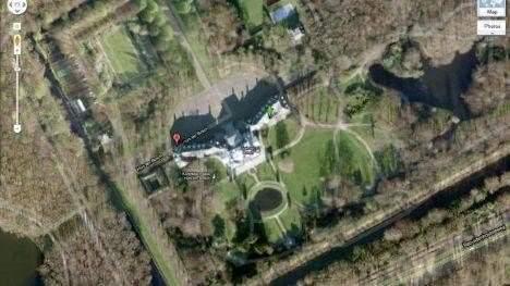 <p><strong>Huis ten Bosch, Hollanda Kraliyet Ailesi</strong><br />
Maps'de Beyaz Saray'ın sansürlenmesinin ardından Hollanda krallığının da aynı gizliliği istemesi şaşırtıcı değil</p>
