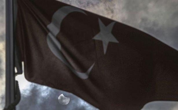 <p>İlk kararmanın İzmir'de başladığı Güneş tutulması, dakikalar sonra Türkiye'nin birçok şehrinde parçalı olmak suretiyle gözlenebildi. İşte Türkiye'de güneş tutulmasının en harika fotoğrafları...</p>
<p> </p>
