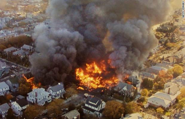 <p>12 Kasım 2001- Amerikan Havayolları'na ait yolcu uçağı, JFK Havaalanı'ndan kalktıktan sonra yere çakıldı, kazada yerdekiler dahil olmak üzere 265 kişi öldü.</p>