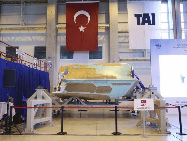 <p>Proje kapsamında Türkiye'nin aldığı en kapsamlı ve finansal değeri en büyük iş paketinin TUSAŞ'a ait orta gövde üretimi olduğuna dikkati çeken Demir, "TUSAŞ, Northrop Grumman firması haricinde F-35 uçaklarının orta gövdesini ABD dışında üreten tek kaynak olma özelliğine sahiptir. </p>

<p> </p>
