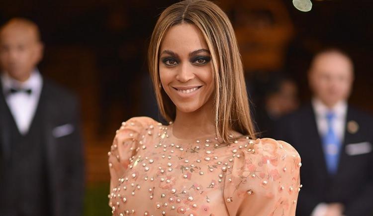 <p>Dünyaca ünlü sanatçı Beyonce'un, Hollywood’daki malikanesini bir milyon sterlinlik (4,5 milyon lira) tıbbi malzemeyle donatarak doğum evine çevirdiği öğrenildi.</p>
