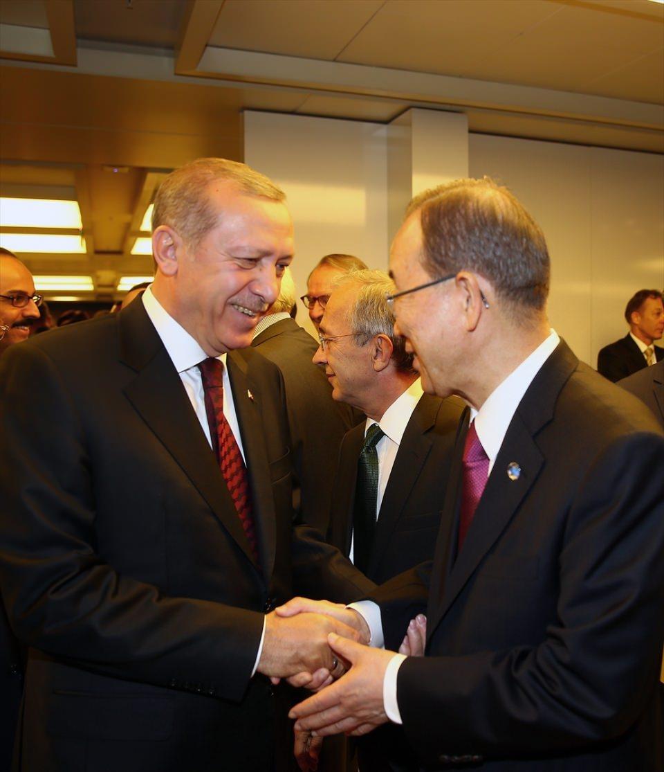 <p>Birleşmiş Milletlerin (BM) düzenlediği Dünya İnsani Zirvesi, Türkiye'nin ev sahipliğinde başladı. Cumhurbaşkanı Recep Tayyip Erdoğan, İstanbul Kongre Merkezinde 60'a yakın devlet ve hükümet başkanının katılımıyla, küresel insani yardım sisteminin masaya yatırılacağı zirvenin ilk programı olan kahvaltılı liderler oturumuna katıldı.</p>

<p> </p>
