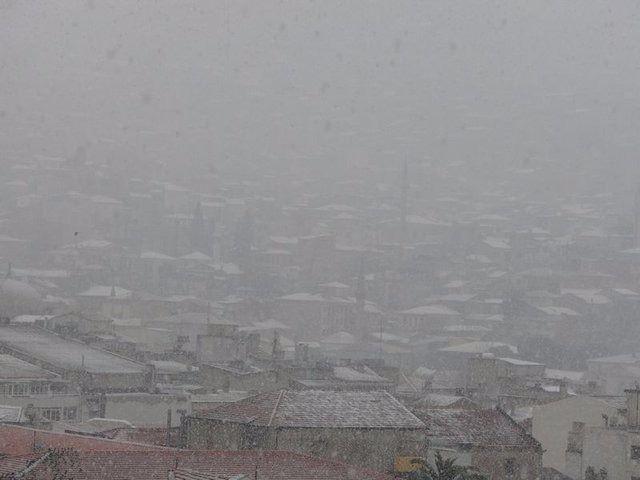 <p>İzmir'de 4 Ocak 2002'den sonra görülen en etkili kar yağışı, kentin farklı noktalarındaki Atatürk Maskı, Mevlana Anıtı gibi kentin simgelerinde güzel görüntüler oluşturdu. Bazı İzmirliler, Kordon'da az rastladıkları anları ölümsüzleştirmek için kar yağışı altında fotoğraf çektirdi.</p>
<p> </p>