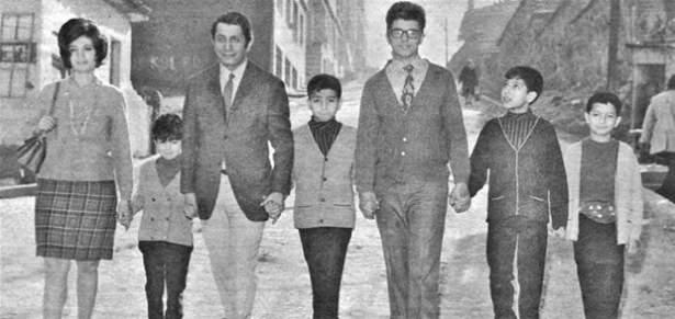 <p>Nejat Uygur ve ailesi (1970'ler)</p>
