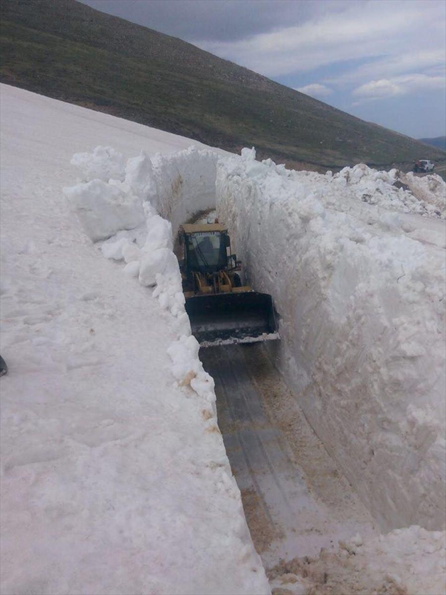 <p>Ordu'da kışın sert geçtiği bölgelerde bahar aylarında bile erimeyen kar yığınları nedeniyle yol açma çalışması yürütülüyor. </p>
