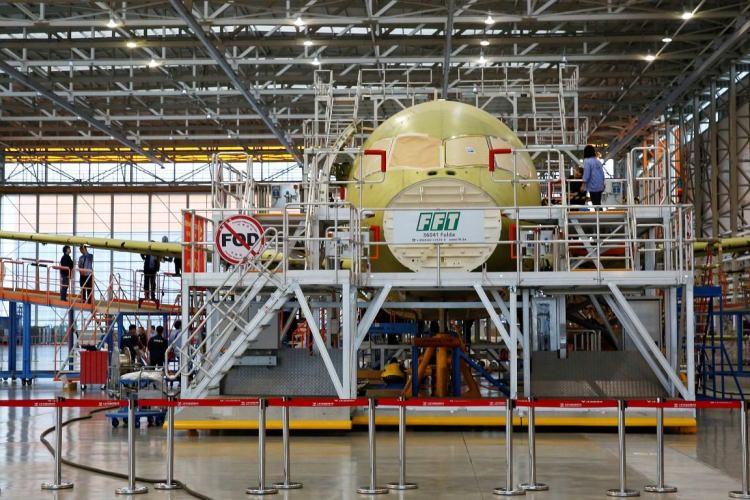 <p>Bugüne kadar 23 farklı şirketten 570 adet C919 siparişi alan COMAC, bu modelden en az 2 bin adet satmayı planlıyor.</p>
