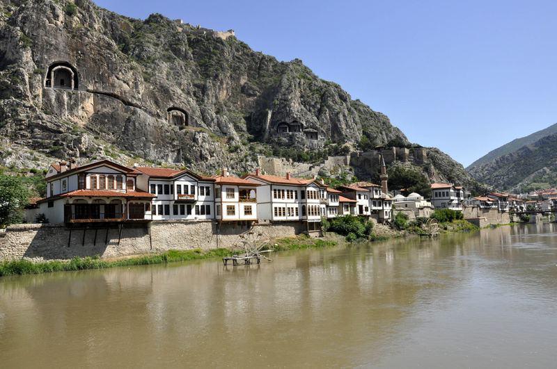 <p>"Amasya'da turizmi 12 aya yaymaya çalıştık, özelikle kış aylarında av turizmi ve doğa yürüyüşü turları düzenledik. Uzakdoğu ülkelerinde yaptığımız tanıtımlar sayesinde başta Güney Kore, Endonezya ve Japonya olmak üzere Uzakdoğu'dan gelen turist sayısında artış sağlandı. Amasya Belediyesi de son yıllarda kazandırdığı eserlerle turizme katkı sağlıyor. Bütün kurumlarımız bölgenin tanıtımı için el ele vermiş durumda. Belediyemizin gayretleriyle yeni birçok müze açıldı."</p>
<p></p>