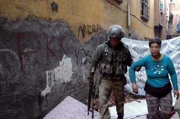 <p>Diyarbakır'ın sokağa çıkma yasağı süren Sur İlçesi'nde çatışmaların sürdüğü bölgeden dün akşam tahliye edilenler arasında bulunan 5 kişi, PKK'lıların kendilerini zorla tuttuğunu, duvar kırma ve erzak toplama işlerinde kullandığını anlattı.</p>
<p> </p>