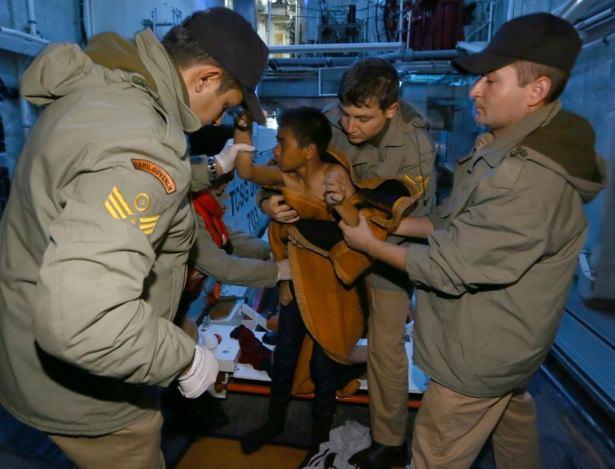 <p>Can yelekleriyle hayatta kalmayı başaran göçmenlerin üzerine gemiye alındıktan sonra termal battaniye örtüldü.</p>
<p> </p>
