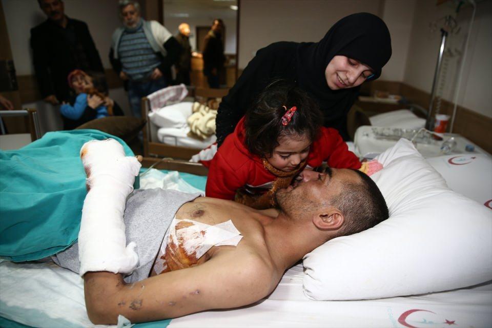 <p>Raşid, Halep'in büyük bir yıkıma uğradığını aktararak " Enkaz altında kalan insanları çıkartmaya çalışırken rejim bombardımanı nedeniyle yaralanmam sonucu iki bacağım da kesildi. </p>