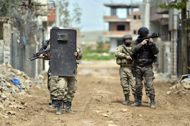 <p>Sokaklardan geçiş yapılarak birkaç ev arasında bağlantıyı sağlayan tüneller, kontrollü şekilde imha edildi.</p>
<p> </p>