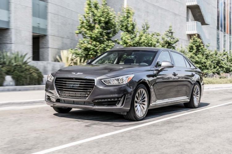<p><strong>Genesis G90</strong></p>

