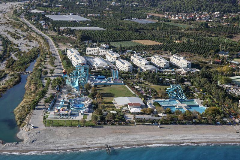 <p>Kemer ilçesinde sahile yakın bölgelerde bulunan oteller ve golf sahaları</p>
