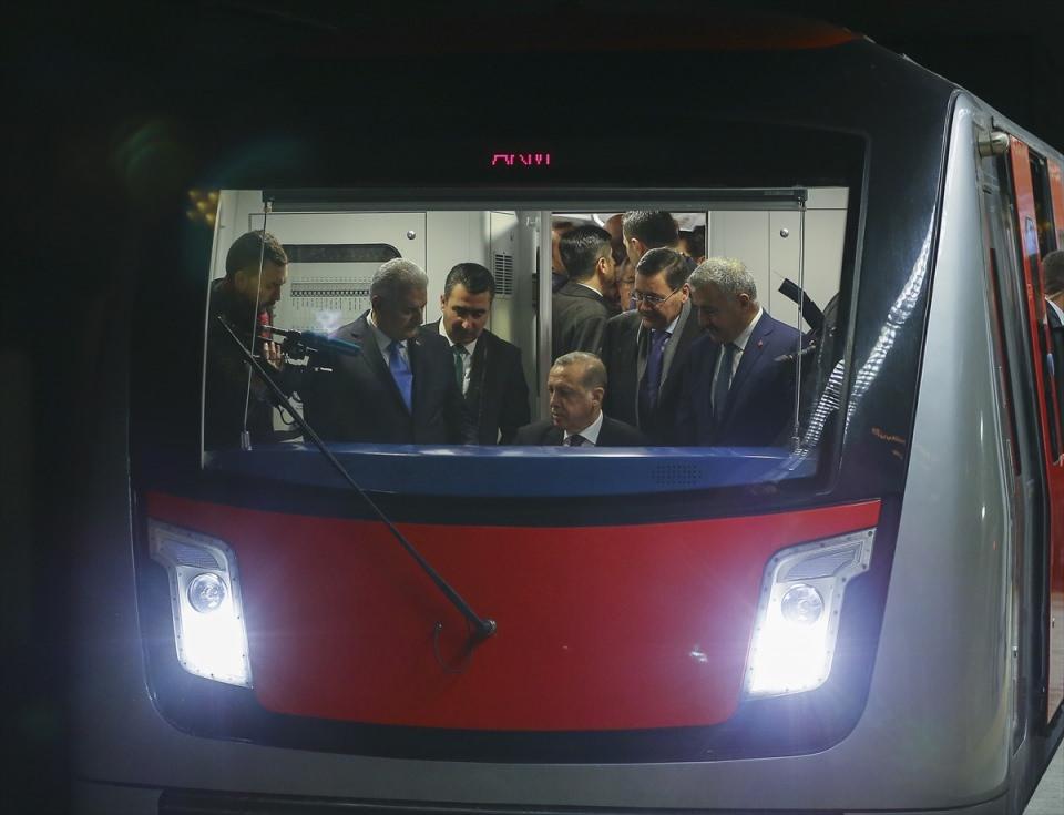 <p>Cumhurbaşkanı Erdoğan, açılış sonrası vatman koltuğuna geçerek metro hattının ilk seferini gerçekleştirdi.</p>
