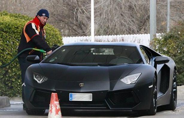 <p><span style="color:rgb(253, 253, 253)">Cristiano Ronaldo</span><br />
<span style="color:rgb(253, 253, 253)">Lamborghini Aventador</span></p>