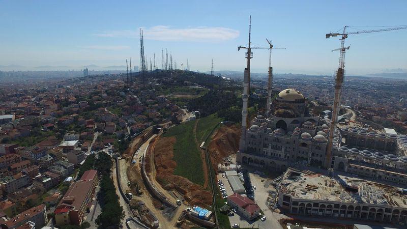 <p>Yaklaşık 125 bin metrekare alanda devam eden inşaatın önemli bir adımı olan dev kubbenin yapımı ise hızla sürüyor. Bittiğinde 72 metre yüksekliği ve 35 metrelik çapı olacak dev kubbenin üzeri kapatıldı. Demir bağlama işlemlerinin tamamlanmasının ardından önümüzdeki günlerde kubbenin beton dökme işlemine başlanacak ve kaba inşaat bitecek. Cami kompleksinin tamamında irili ufaklı toplam 70 kubbe bulunacağı belirtildi. Öte yandan caminin bulunduğu bölüme geliş gidişi sağlayacak Çamlıca Tünel inşaatlarının da yapımının hızla sürdüğü öğrenildi.</p>

<p> </p>
