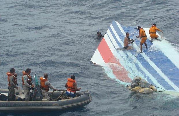 <p>1 Temmuz 2009- Rio de Janeiro'dan Paris'e giden Air France uçağı, içindeki 228 kişiyle Atlas Okyanusu'na düştü.</p>