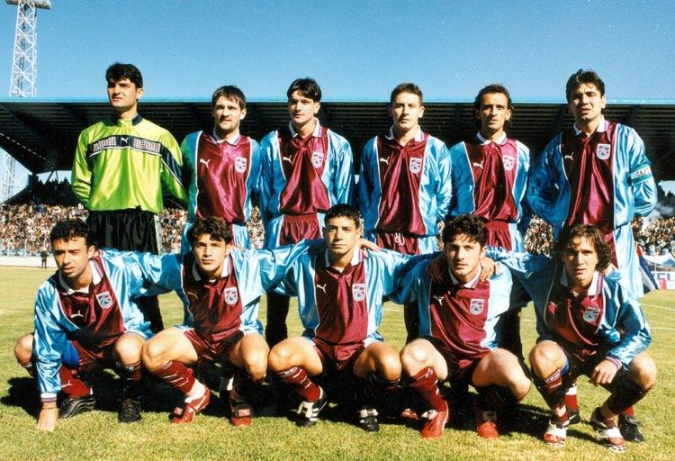 <p>TRABZONSPOR 1999-2000<br />
<br />
Soldan sağa</p>
<p><strong>Ayaktakiler:</strong> Metin Aktaş, Davor Vugrinec, Igor Nikolovski, Nesim Özgür, Abdülkadir Demirci, Osman Özköylü.</p>
<p><strong>Oturanlar:</strong> Okan Özke, Tamer Tuna, Yusuf Tokaç, Fatih Tekke, Erman Özgür.</p>