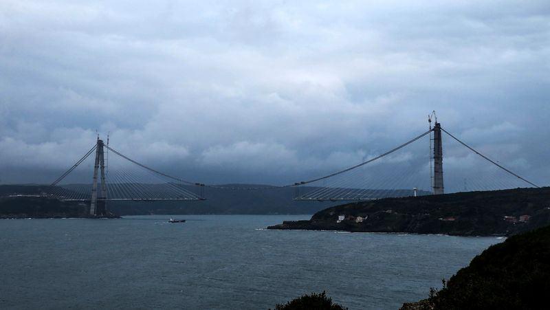 <p>İki yakayı birleştirecek olan bin 408 metre uzunluklu ana açıklıktaki tabliyenin bin 17 metresinin yapımı tamamlanırken, yakaların kavuşmasına 391 metre kaldı.</p>
<p> </p>