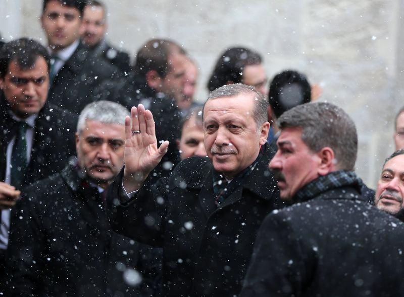 <p>Cumhurbaşkanı Recep Tayyip Erdoğan, Eminönü`nde restorasyonu tamamlanan Siyavuşpaşa Medresesi içindeki İstanbul Sanat ve Medeniyet Vakfı`nın Hilye-i Şerif Tesbih Müzesi`nin açılışını yaptı.</p>
