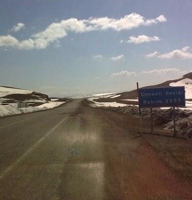 <p>Çimenli Geçidi<br />
Erzurum'da yer alan Çimenli Geçidi 2335 metrede kurulmuş bir yoldur.</p>