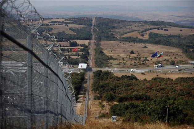 <p>Türkiye-Bulgaristan sınırı. Avrupa Birliği tarafından 2013 yılında mültecilerin geçişlerini engellemek için sınır boyunca yüksek çitler ile çevrildi</p>

<p> </p>
