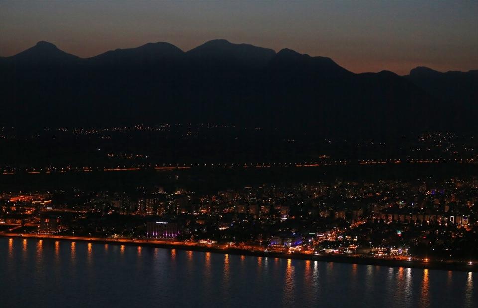 <p>Aldığımız görüntüleri dawning cihazı sayesinde hem yerdeki birimlere hem de haber merkezine basıyoruz. Bu görüntüler 'polnet' kanalıyla anlık şekilde Ankara'ya, MOBESE merkezlerine gönderiliyor.</p>
