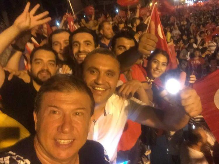 <p>Türk futbolunun efsane golcüsü ve Altın Ayakkabı sahibi unutulmaz futbolcusu, Antalya'da sokağa çıkıp halkla beraber FETÖ'cü darbe girişimine tepki gösterdiğini söylerken, "Sayın Cumhurbaşkanımızın verdiği talimatla sokağa çıkarak milli iradeye sahip çıktık. Yapılması gereken en doğru işti. İnandığımız için bunu yaptık. Bu aşağılıkça bir saldırıydı. Ölen vatandaşlarımıza Allah rahmet eylesin diyorum. Millet, vatanına sahip çıktı. Tüm dünyaya örnek oldu.</p>
