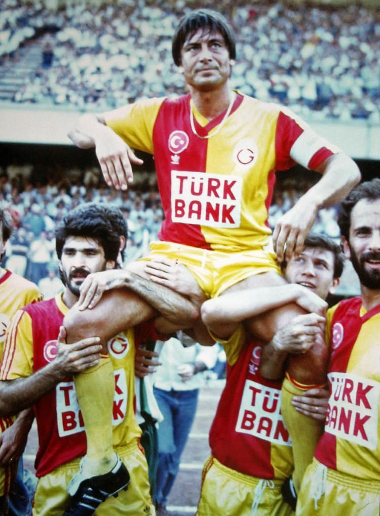 <p>Galatasaray'ın efsane isimlerinden kaptan Raşit Çetiner, Ali Sami Yen Stadı'nda düzenlenen maçla jübilesini yaptı. Çetiner'i Uğur Tütüneker, Tanju Çolak ve Erhan omuzlarda uğurladı. 1988</p>