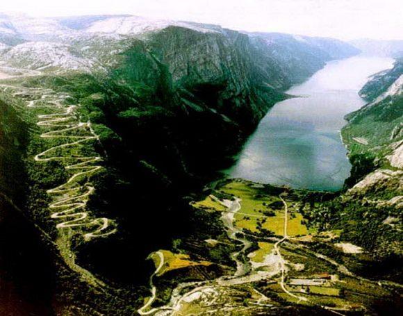 <p>Lysebotn yolu - Norveç</p>

<p> </p>
