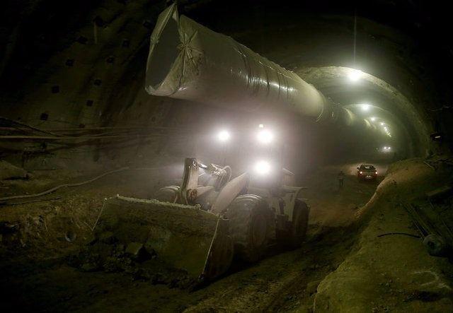 <p>Sabuncubeli Tüneli'nin toplam uzunluğu 4 bin 70 kilometre. Yüzde 67'si tamamlanan Sabuncubeli Tüneli'nde açılış 2017 sonunda yapılacak. Sabuncubeli Tüneli'nin tamamlanmasıyla İzmir Manisa arası 15 dakikalık mesafeye düşecek.</p>