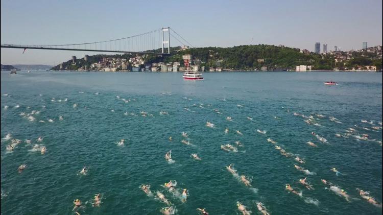 <p>Türkiye Milli Olimpiyat komitesi tarafından bu yıl 29. kez düzenlenen Samsung Boğaziçi Kıtalarası Yüzme Yarışı İstanbul Boğazı'nda yapıldı.</p>
