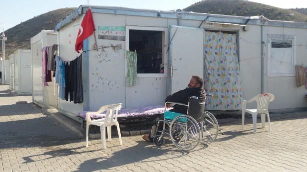 <p>Tekerlekli sandalyede 8 çocuklu baba Mahmud Mustafa savaşın yaralarını saramadan vücudunu saran kistle mücadele ediyor. </p>
