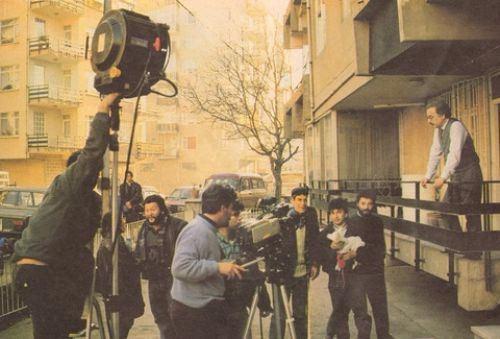 <p>1988 "Bizimkiler"den bir kamera arkası karesi…</p>

<p> </p>
