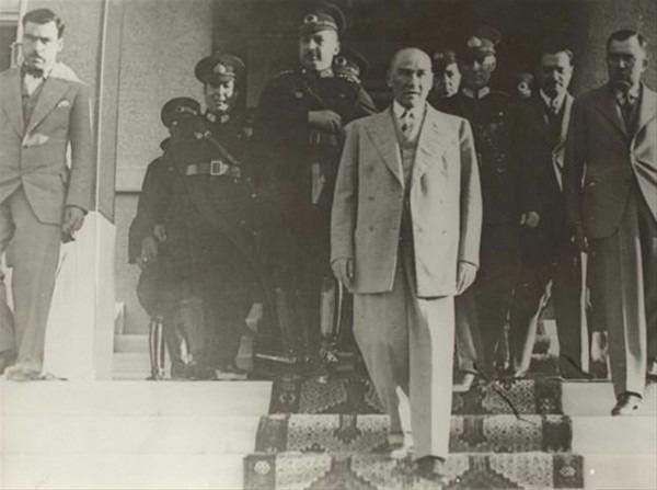 <p>Atatürk'ün Çorlu'da Kolordu'yu ziyareti (1937)</p>

<p> </p>
