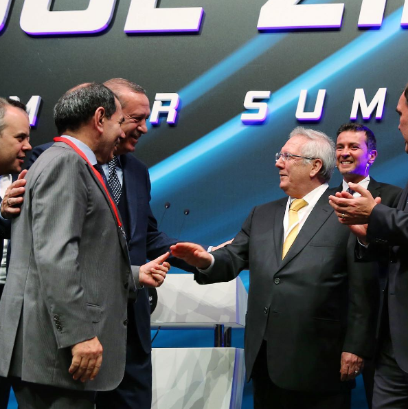 <p>İki başkan, Erdoğan'ın çağrısıyla tokalaşıp birbirlerine sarıldı.</p>
