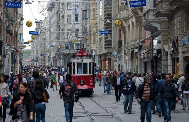<p><strong>Eğlence</strong><br />
Gece olunca, bir de hafta sonuysa İstanbul'un ışıkları ayrı bir parlar. Binlerce mekan arasında, herkesin zevkine ve bütçesine göre gidebileceği, keyifli vakit geçirebileceği bir yer vardır. İki yakanın iki önemli caddesi olan İstiklal Caddesi ve Bağdat Caddesi ise her gün binlerce kişiye ağırlamaktadır.</p>

<p> </p>
