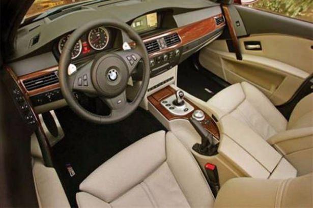 <p>On yıllık bir otomobilin koltuk ambalaj naylonlarını çıkarmadan kullanma becerisini gösterir.</p>
<p> </p>