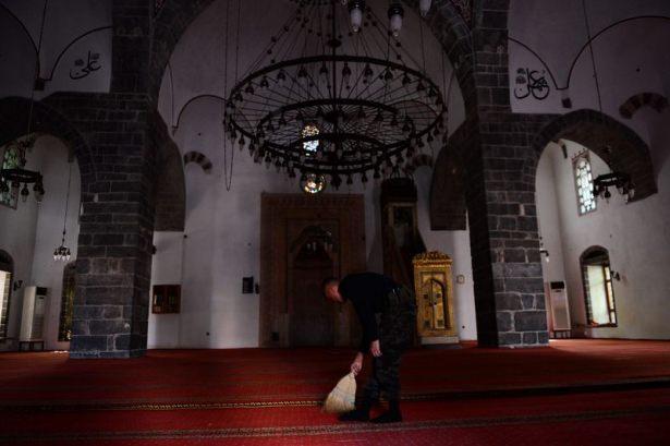 <p>Diyarbakır'ın Sur ilçesinde terör örgütü PKK mensuplarının yakalanması, açılan hendekleri kapatılması, kurulan barikatların kaldırılması, örgüte ait silah, mühimmat ve patlayıcıların ele geçirilmesi amacıyla 4 gün önce başlatılan operasyon sürüyor.</p>