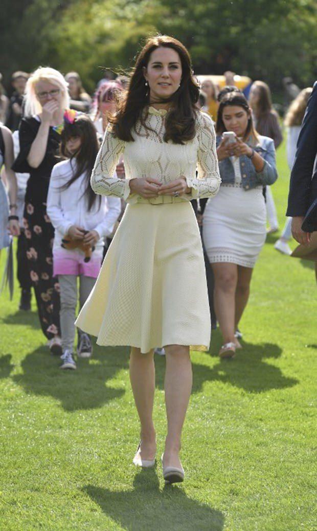<p>Bunun yanı sıra hayranları <strong>Kate Middleton'ı </strong>destekleyerek <strong>"Aynı kıyafeti birkaç kere giydiğinde onu cimrilikle suçluyorsunuz, oysa kıyafete para harcadığında da bu kez müsrif diye eleştiriyorsunuz"</strong> yorumunu yaptı.</p>

