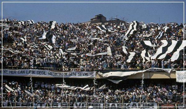 <p>Taraftarlarından Şampiyon Beşiktaş'a : ''Her can layık değil Beşiktaş'ım seni sevmeye'' (1995)</p>