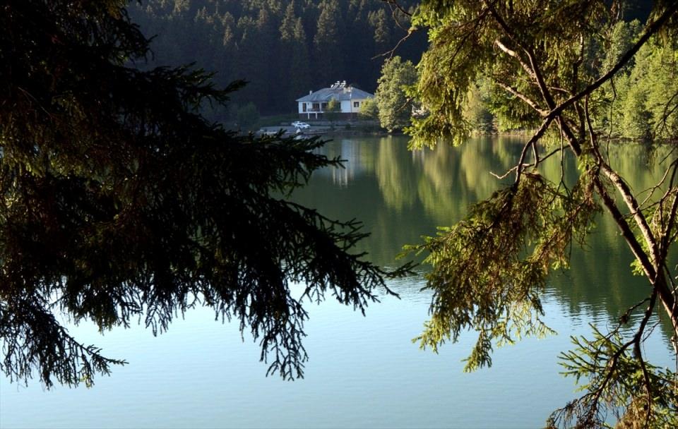 <p>Yerli ve yabancı turistlerin yanı sıra özellikle fotoğraf sanatçılarının da ilgi odağı olan ve "saklı cennet" olarak adlandırılan doğa harikası bu yer, günübirlik gezilerin yanı sıra çevresindeki ormanlık alanlarda kamp yapma imkanı da sağlıyor.</p>

<p> </p>
