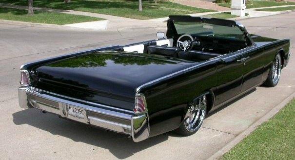 <p><strong>4- Thunderball (1965)</strong><br />
007'ye bu filmde eşlik eden en havalı araç 1965 model Lincoln Continental oldu.</p>